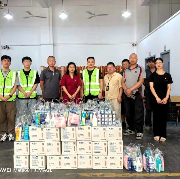 西朗黨支部先鋒隊攜手黨總支領導,開展“夏季送清涼”活動,致敬一線工作者